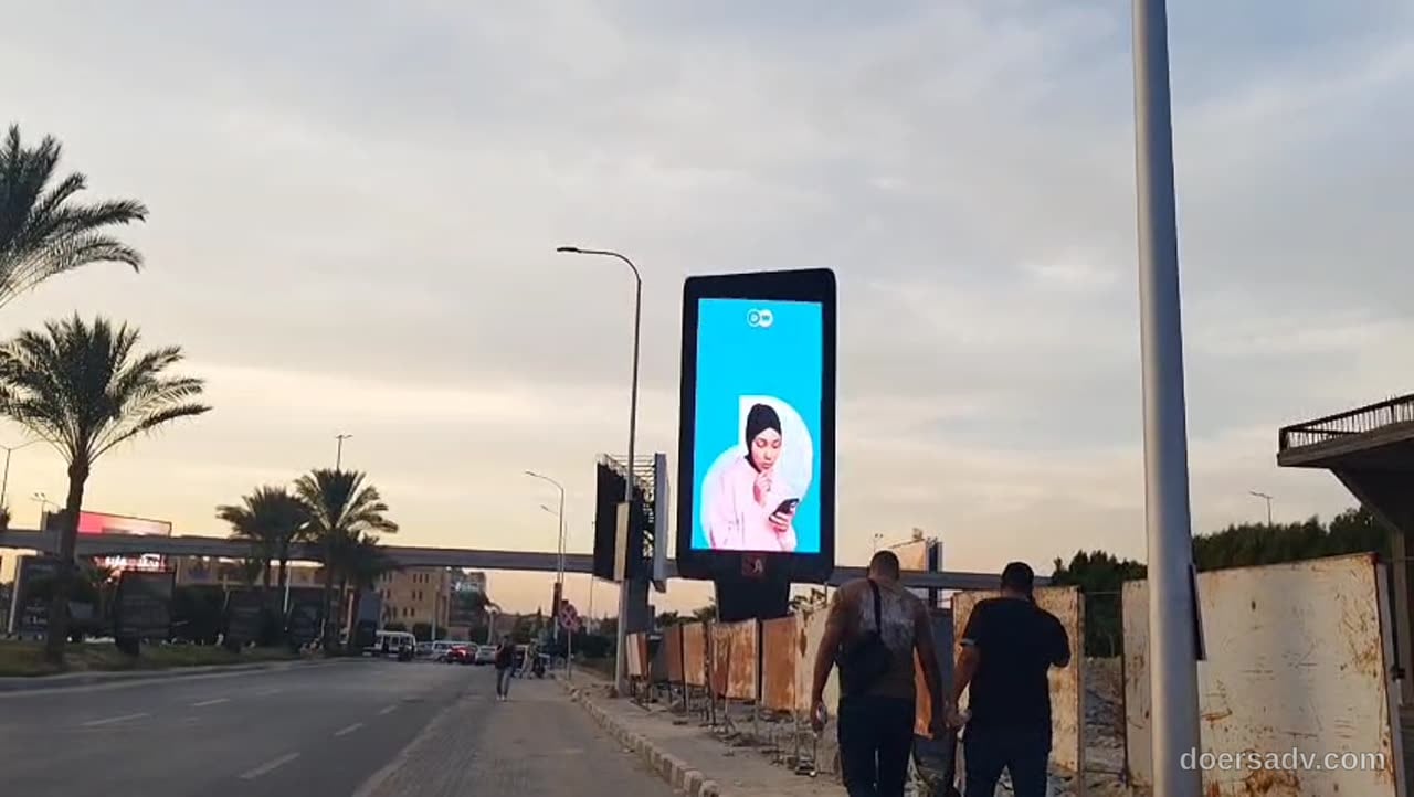 DW Arabic on a vertical digital unipole